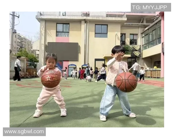 小班幼儿园篮球活动精彩瞬间分享让孩子们在运动中快乐成长